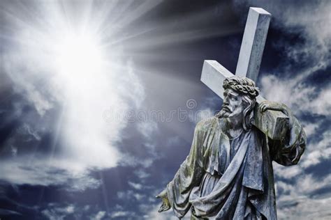 Imagen Dramática De La Crucifixión De Jesucristo En Los Rayos De Luz