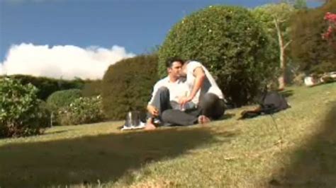 Vídeo Band sai na frente e mostra beijo gay na tv aberta