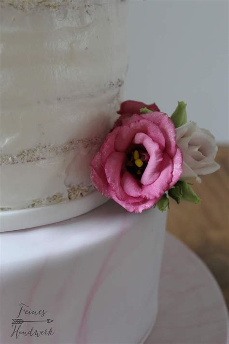 Feines Handwerk Rosa melierter Semi Naked Cake für perfekte Sommerhochzeit
