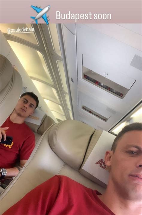 FOTO Roma In Volo Verso L Ungheria Il Selfie Di Matic E Dybala In