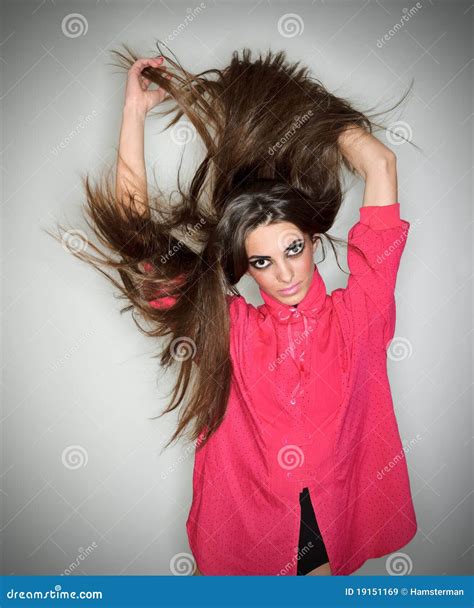 Giovane Signora Del Brunette Che Gioca Con I Capelli Lunghi Immagine Stock Immagine Di