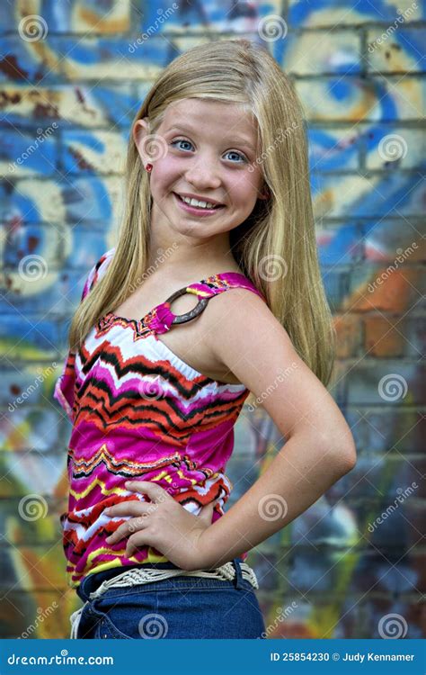 Petite Fille Blonde Mignonne Au Mur De Graffiti Photo Stock Image Du Moderne Mode