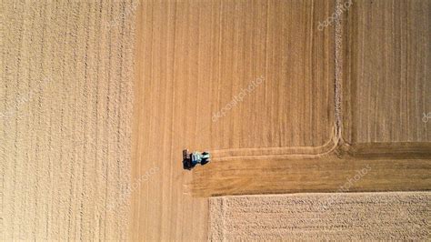 Tractor Arando Los Campos Vista A Rea De Un Campo Arado Y Un Tractor