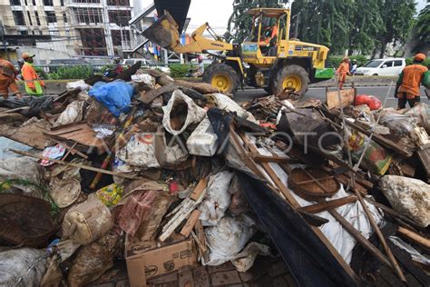 Pembersihan Sampah Sisa Banjir Antara Foto