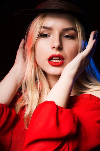 Premium Photo Sensual Blonde Woman With Naked Shoulders