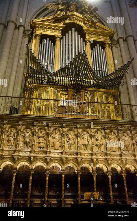 detail   pipes   ancient organ   cathedral  toledo