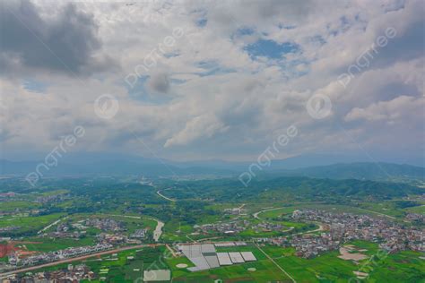 Background Foto Pemandangan Udara Pedesaan Di Bawah Langit Biru