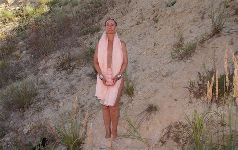 With Vase In Hands And Yellow Shawl Nude Pics Xhamster