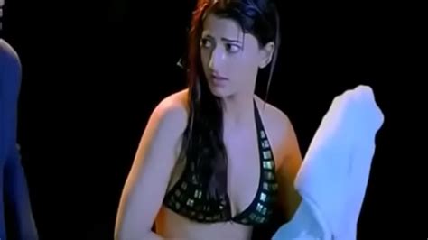 Sruthi hasan caliente escena en bikini de su primera película XVIDEOS