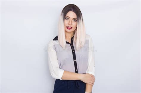 Femme Blonde De Secr Taire Au Dessus Du Fond Blanc Image Stock Image