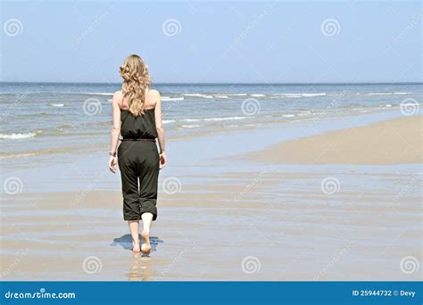 Belle Jeune Femme Blonde à La Plage Photo stock Image du nature plaisir