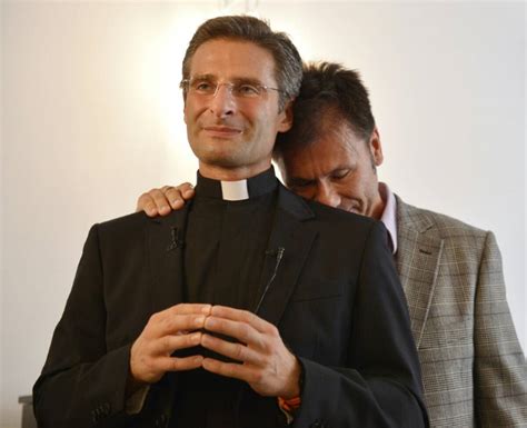 Apr S Son Coming Out Le Pr Tre Gay Accuse Le Pape De Faire Vivre Un Enfer Aux Homosexuels