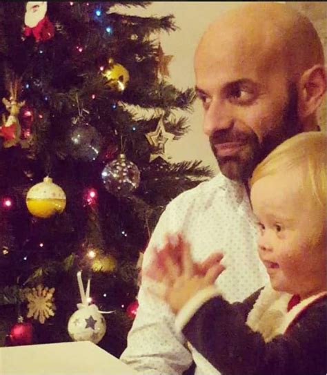 A história do gay solteiro que adotou bebê síndrome de Down rejeitado por famílias