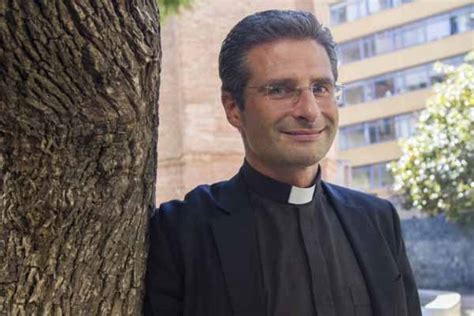 Llega a España el libro del sacerdote gay que dinamitó el Vaticano Krzysztof Charamsa