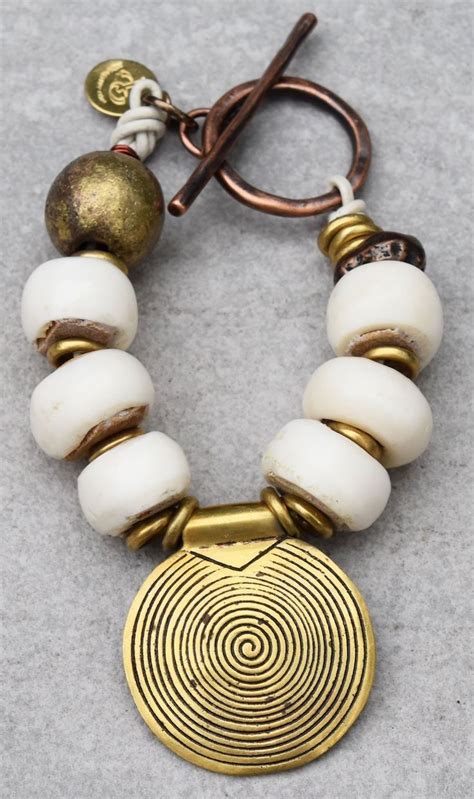 Pin by Ирина Черная on бижутерия | Jewelry collection, Beaded bracelets ...