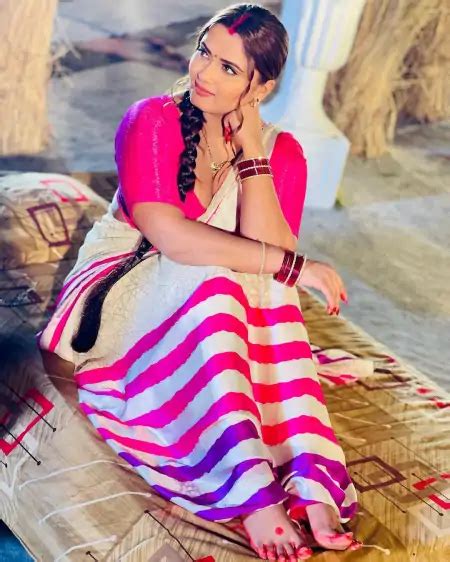 Neelam Giri Latest Hot Pics And Photo In Saree