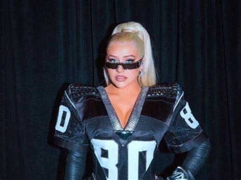 Las fotos hot de Christina Aguilera después del Super Bowl sólo tapándose con un casco de