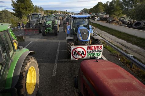 Los Agricultores Catalanes Alargan El Bloqueo De La Ap Y La N Ii