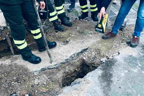 Roma Si Apre Voragine A Magliana Strada Chiusa FOTO