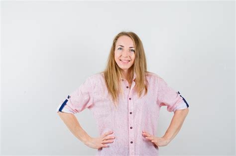 Jeune Femme Blonde Dans Une Chemise Rose Décontractée Photo Gratuite