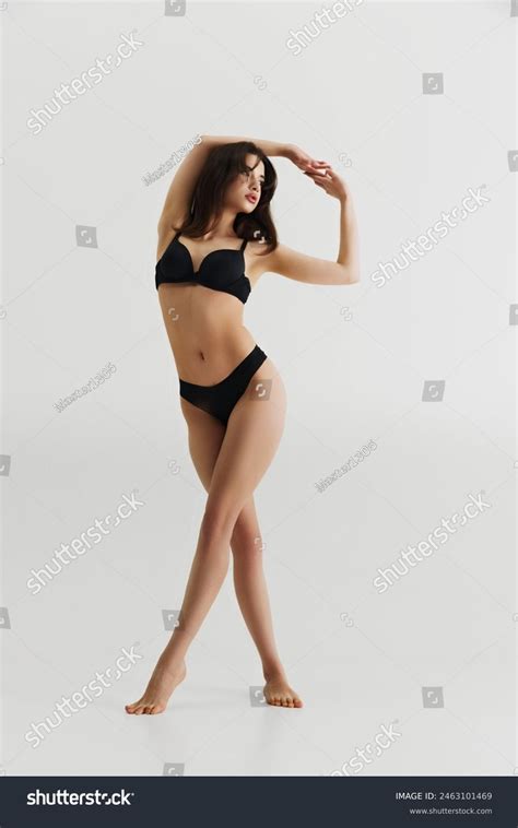 132 736 Lingerie Model Black Background Images Stock Photos And Vectors Shutterstock