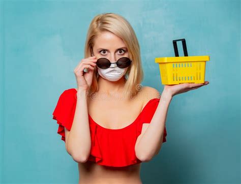 Mujer Rubia En Bikini Y Máscara Facial Con Cesta De Compras Imagen de archivo Imagen de