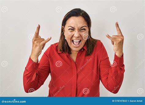 Femme Mature Hispanique Debout Sur Fond Blanc Criant Avec Une Expression Folle Faisant Rock
