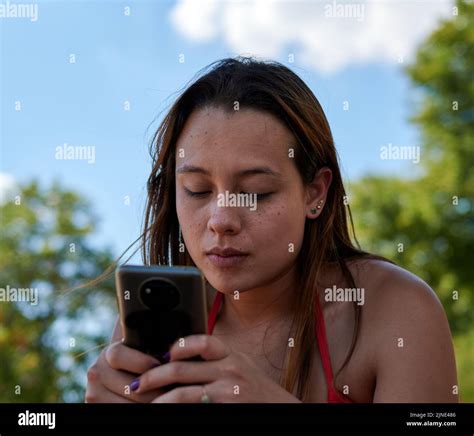 Fille en bikini rouge Banque de photographies et dimages à haute résolution Alamy