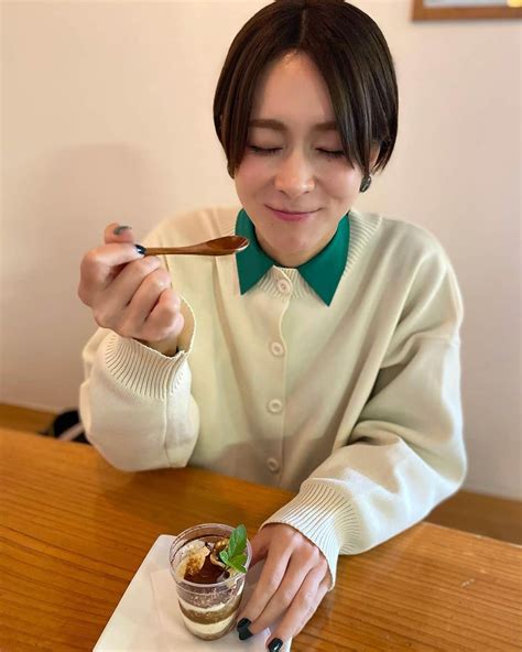 酒井瞳さんのインスタグラム写真 酒井瞳instagram「美味しい物を食べてる時 幸せだよねぇ〜 誰かと一緒に食べるご飯は 幸せ2倍😁