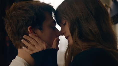 Mira A Anne Hathaway Y Nicholas Galitzine Compartir Un Apasionante