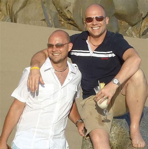 Khởi kiện vì bị cấm mang sex toy