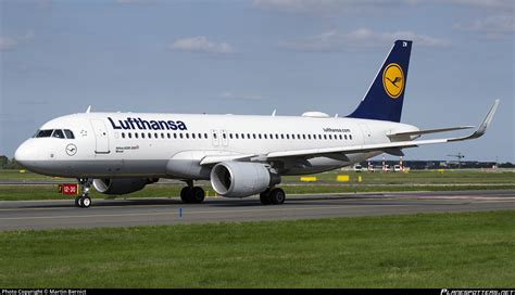 D AIZW Lufthansa Airbus A320 214 WL Photo By Martin Bernict ID