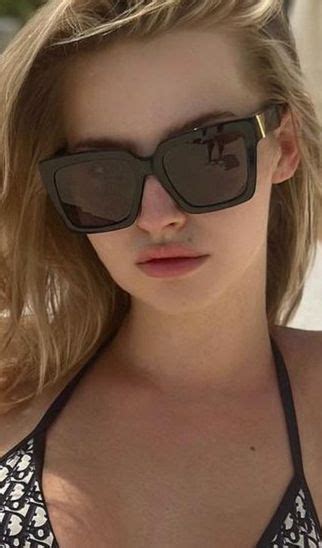 Pozuje W Bikini Pochwali A Si Fotkami Z Tajlandii