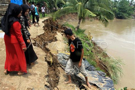 KERUSAKAN TANGGUL AKIBAT BANJIR ANTARA Foto