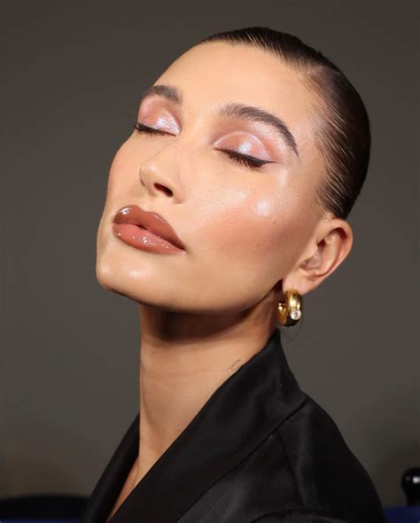 Hailey Bieber Gives Off The Perfect Glazed Makeup Look For The Summer!