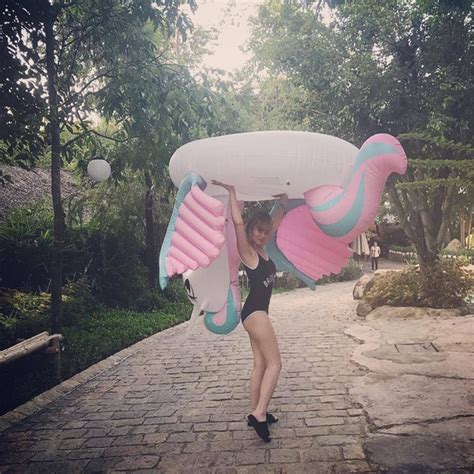 Ng M Lo T H Nh N Ng B Ng C A D N Streamer Nh M Khoe D Ng V I Bikini