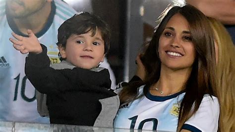 Messis kone viser frem formene Danser rundt i snøen i bikini