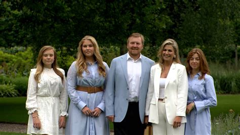 koning koningin en prinsessen starten zomervakantie met fotosessie nos