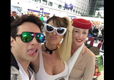 Vicky Xipolitakis volvió a subirse a un avión con un vestuario hot y sin corpiño