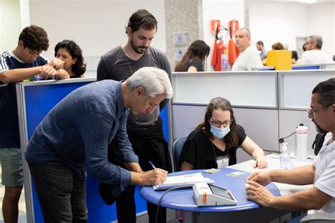 Candidato A Senador Alessandro Molon Vota Em Copacabana Mh Geral