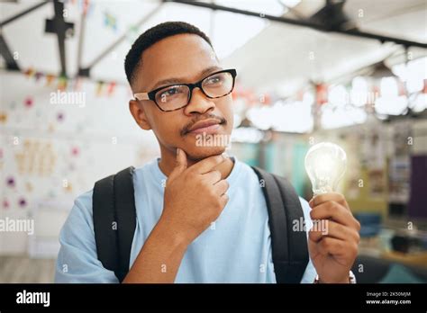 Éducation, pensée et homme étudiant avec une idée, une ampoule et l