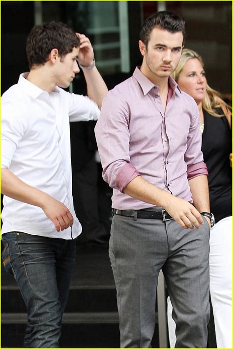 Nick And Kevin Jonas Smiling Siblings 08092011 Kevin Jonas