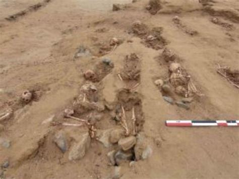 Hallan 76 Tumbas De Niños Sacrificados Hace 1000 Años En Perú