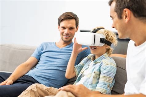 Familia lgbt pareja gay con hijo adoptivo padres homosexuales con su hijo divirtiéndose en casa