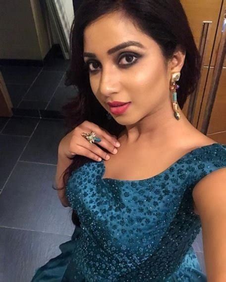Shreya Ghoshal Hot Photos Pics New Images Wallpapers