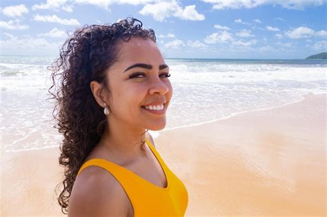 Afro américain jeune fille mignonne cheveux bouclés bikini plage afro américaine vacances