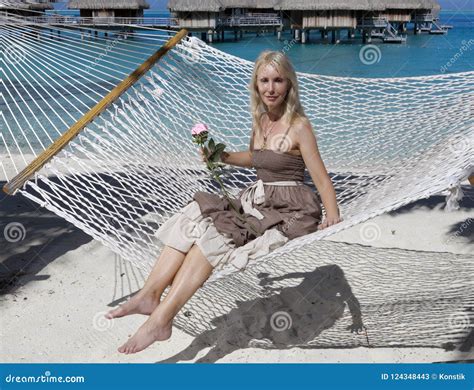 De Vrouw Met Blonde Lang Haar In Lange Kleding Met Nam In Een Hangmat Op Achtergrond Van Het