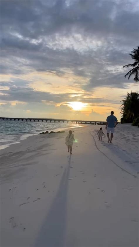 Robert Lewandowski i Anna na plaży To bikini nie zasłania wiele