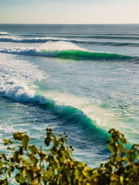 Ondas De Oc Ano Grandes Perfeccione Las Ondas Para Practicar Surf Foto