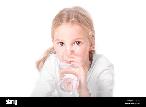 Jeune Fille Blonde Boit Un Verre D Eau Et Fond Blanc Photo Stock Alamy